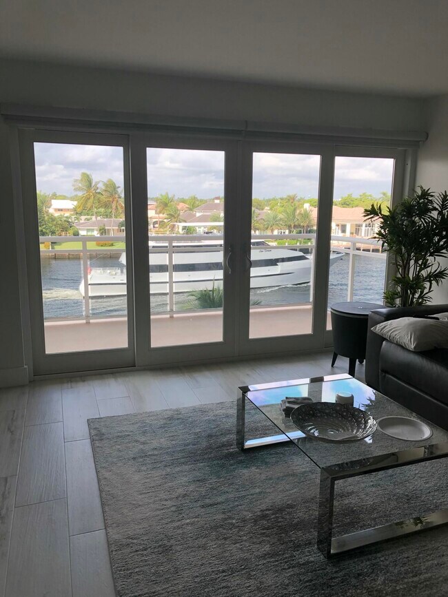 Building Photo - 1160 Hillsboro Mile