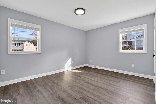 Building Photo - 2403 Kingsway Rd