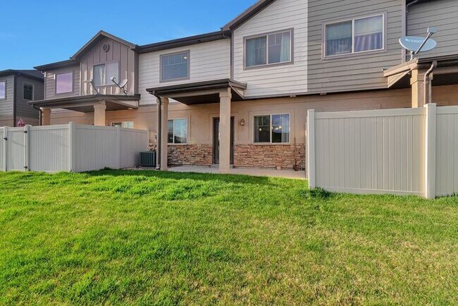 Building Photo - Beautiful Orem Townhome