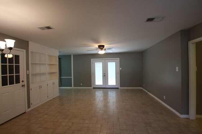 Building Photo - 2930 Williamsburg Dr