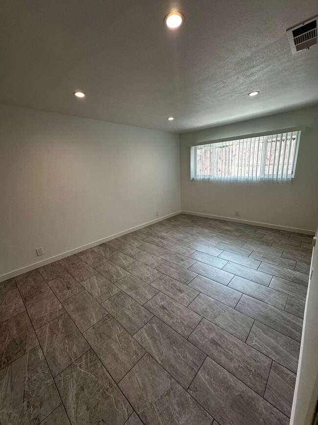 Building Photo - 301 N Tustin Ave