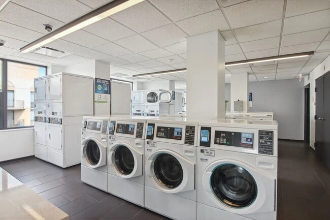 Building Photo - 77 W Huron St