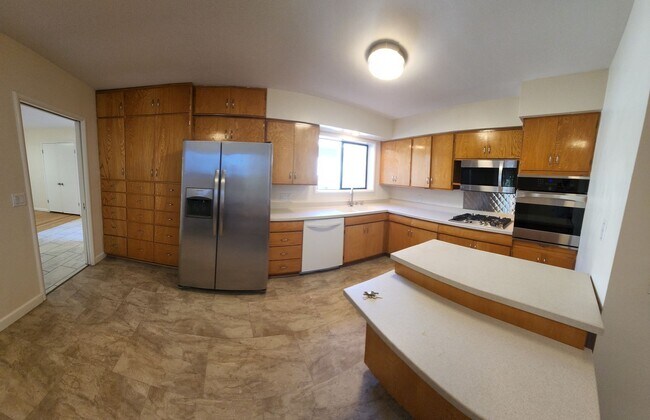 Building Photo - 5 Bedroom 3 bathroom in close proximity to POLY CAMPUS!