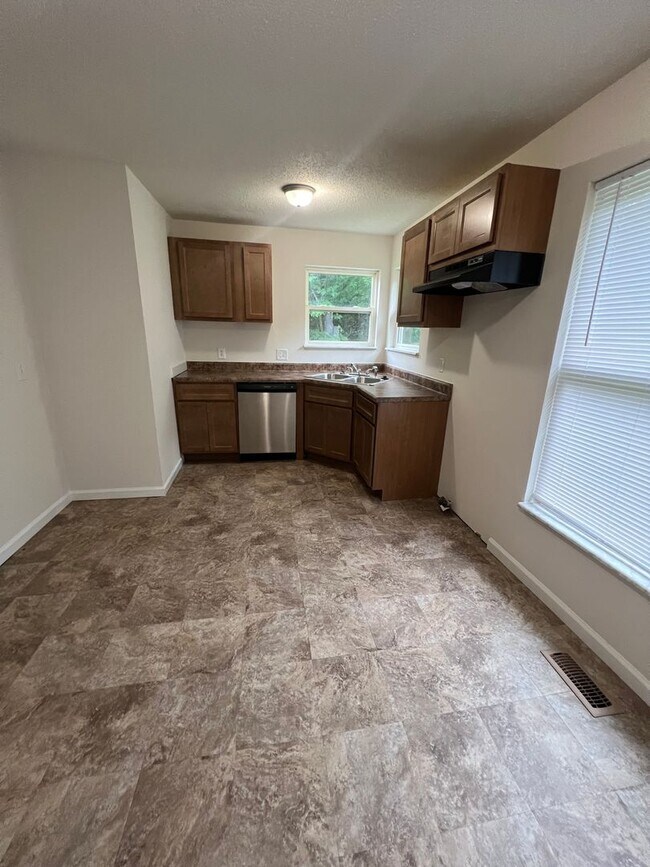 Building Photo - Spacious 4 bedroom Home conveniently locat...