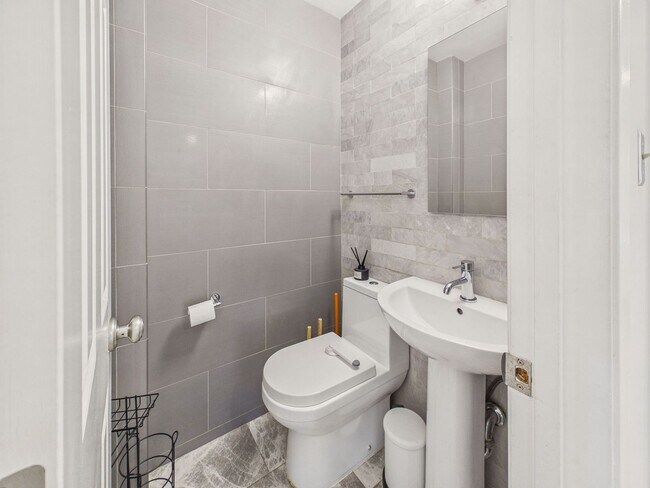 Building Photo - Beautiful serene and private Belmont home