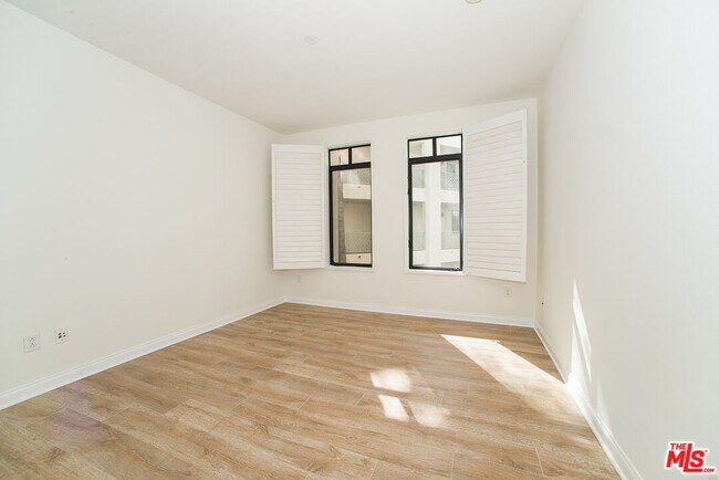 Building Photo - 5625 Crescent Park W