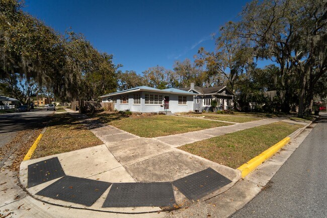 Building Photo - Charming 1950s 3/2