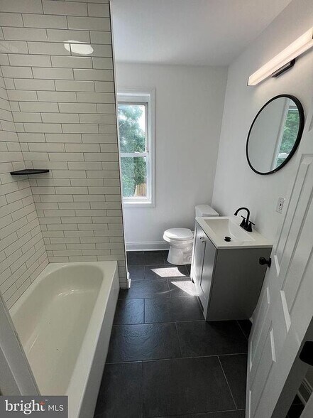 Building Photo - 925 W 3rd St