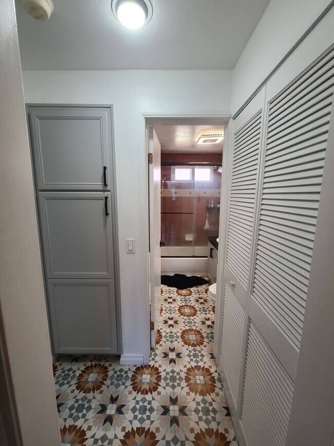 Building Photo - Updated 1Bd/1Ba Condo in Gated Community i...