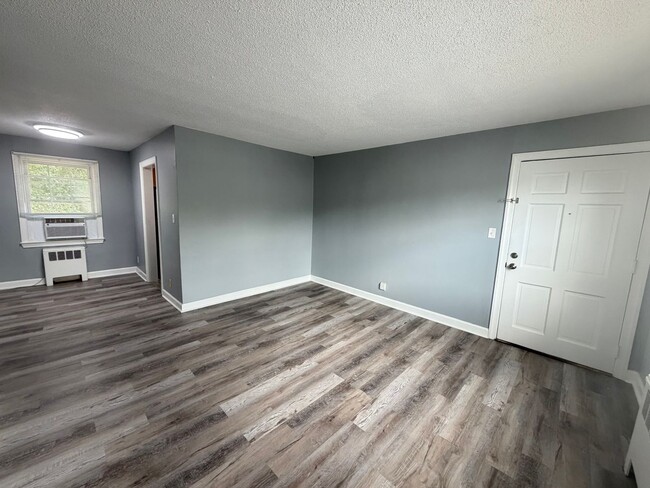 Building Photo - 1400 Roslyn Dr