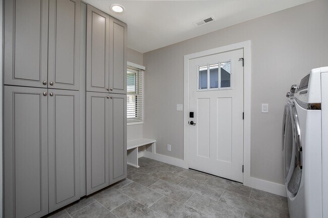 Building Photo - Beautiful Home - Excellent Kenilworth Location!