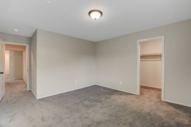 Building Photo - Don't miss this Top Notch 4 Bedroom, Beaut...