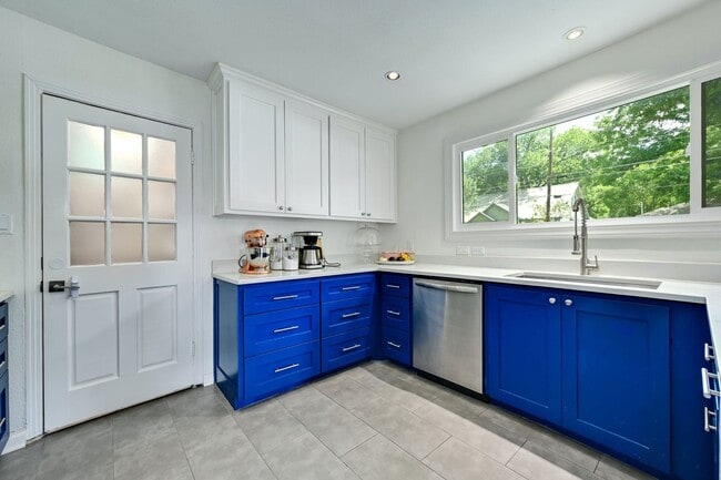 Building Photo - Unbelievable Brentwood Home + Separate Hom...
