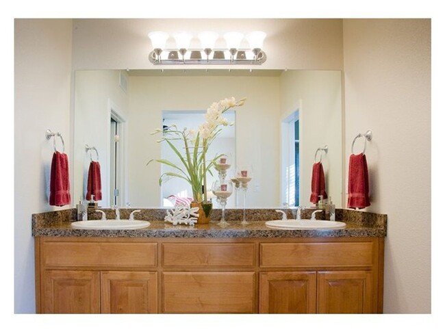 Building Photo - Dana Pointe Townhouses