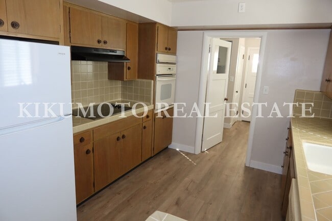 Building Photo - 2 bedrooms, 1 bath, Large 2 car garage & carport