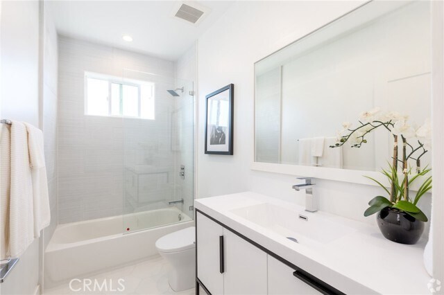 Building Photo - 5655 Hazeltine Ave