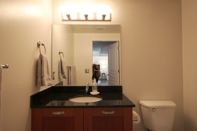 Building Photo - Midtown 1BR Condo