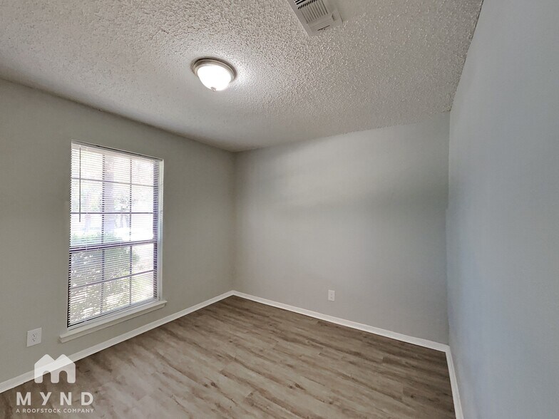 Building Photo - 717 Timberoaks Dr