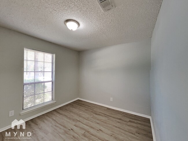 Building Photo - 717 Timberoaks Dr