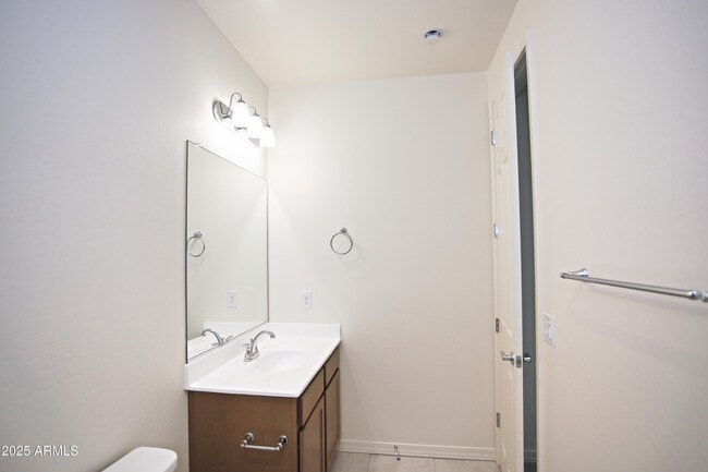 Building Photo - 976 W Finch Dr