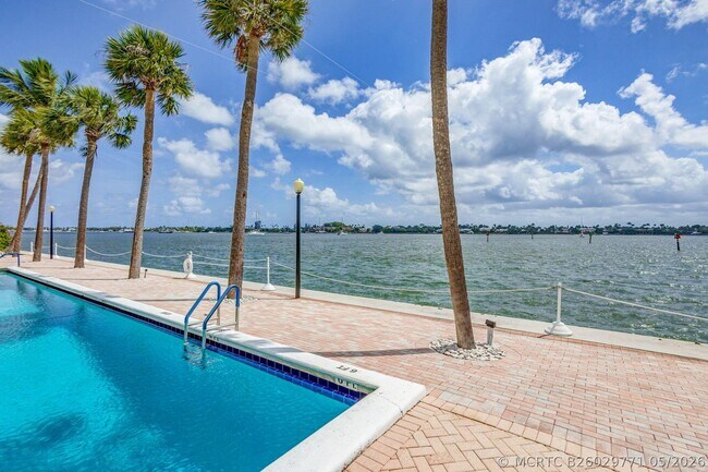 Building Photo - 2600 N Flagler Dr