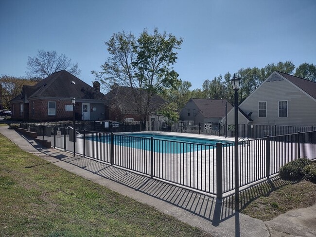 Building Photo - Fabulous Upgraded Three Bedroom/Two Bath Townhome - Walking Distance to Lexington Medical Center