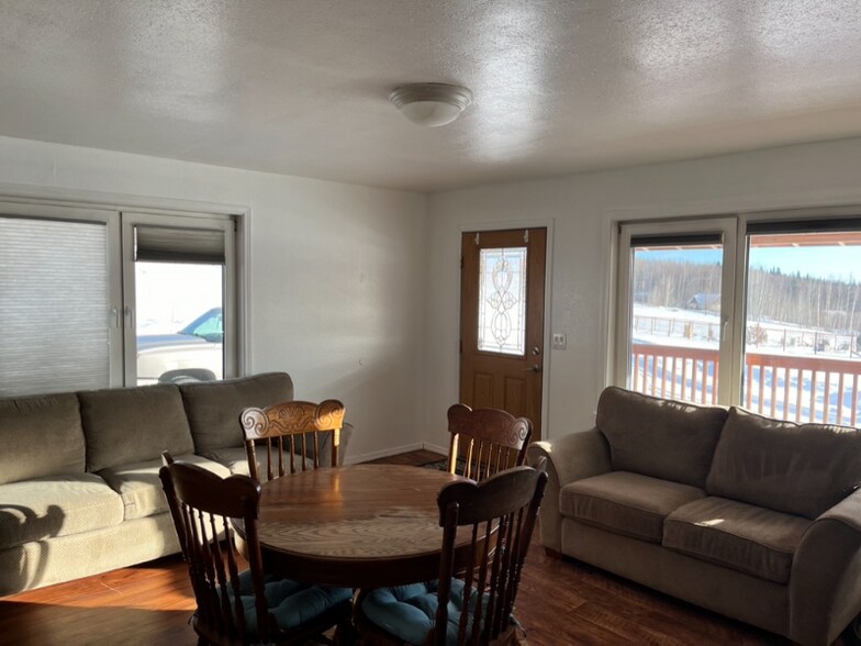 Building Photo - 690 El Rancho Dr