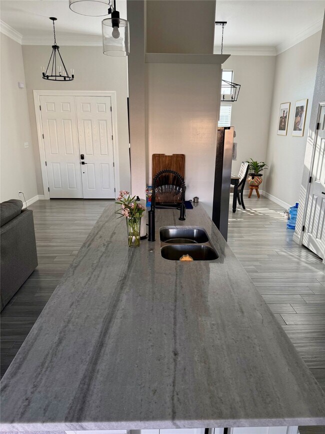 Building Photo - 421 Pitaya Ln