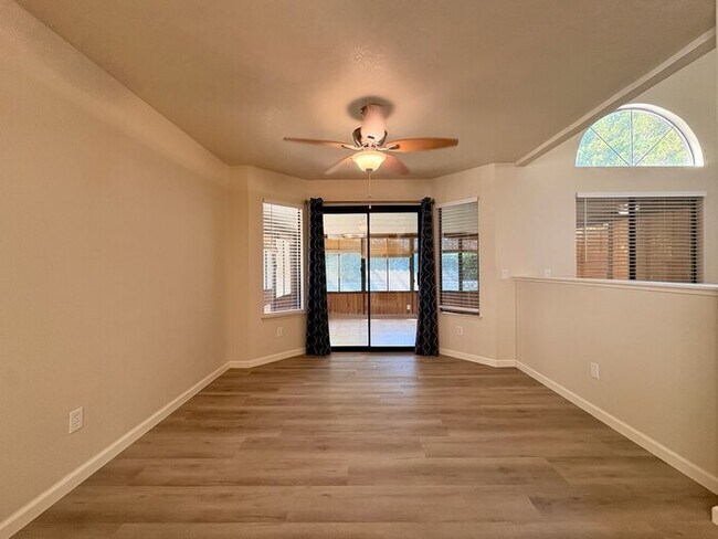 Building Photo - Beautiful 3 bedroom 2.5 bathroom in Antelope!