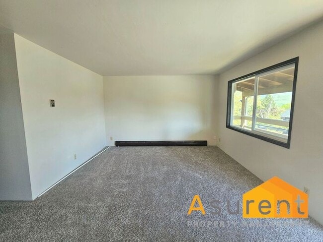 Building Photo - Charming 2-Bedroom 4-plex in Prime Ashland Location Available Now!