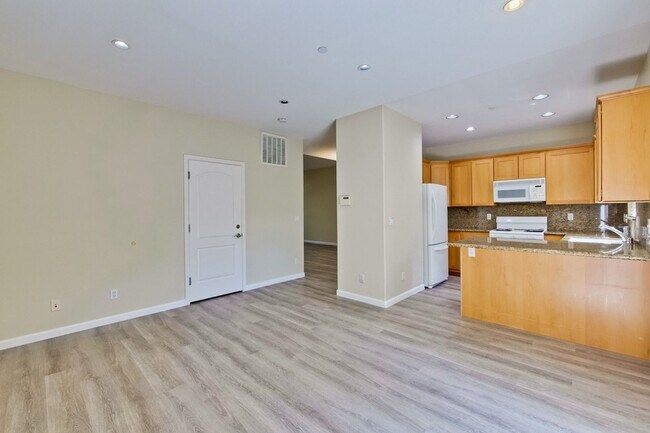 Building Photo - Awesome Home Located in a Quiet Tree Line Neighborhood