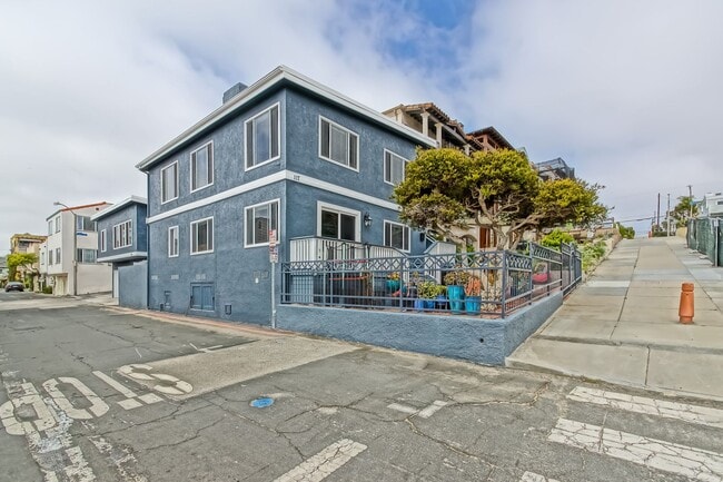 Building Photo - 1 HOUSE FROM BEACH! CHARMING, DETACHED UNIT W/ OCEAN VIEWS & 1-CAR GARAGE IN WALKSTREET TRIPLEX!