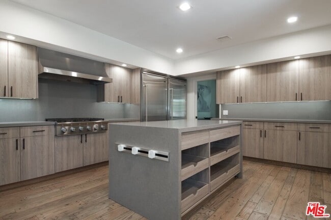 Building Photo - 1121 N Beverly Dr