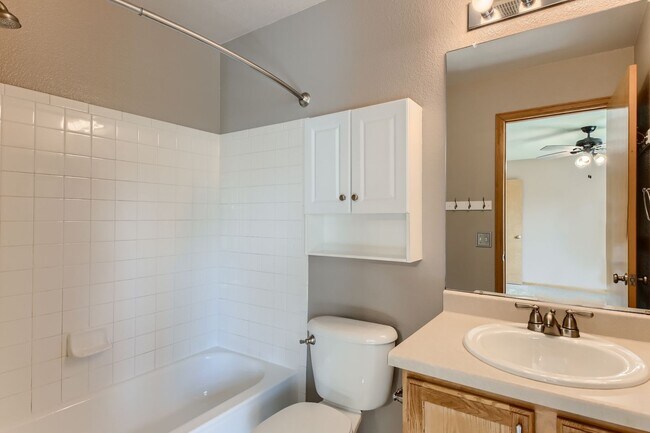 Building Photo - 3 Bedroom 3 Bathroom in Northglenn!