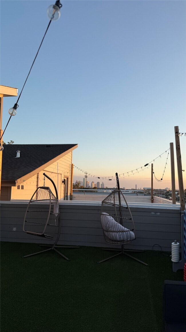 Building Photo - 1305 E 27th St