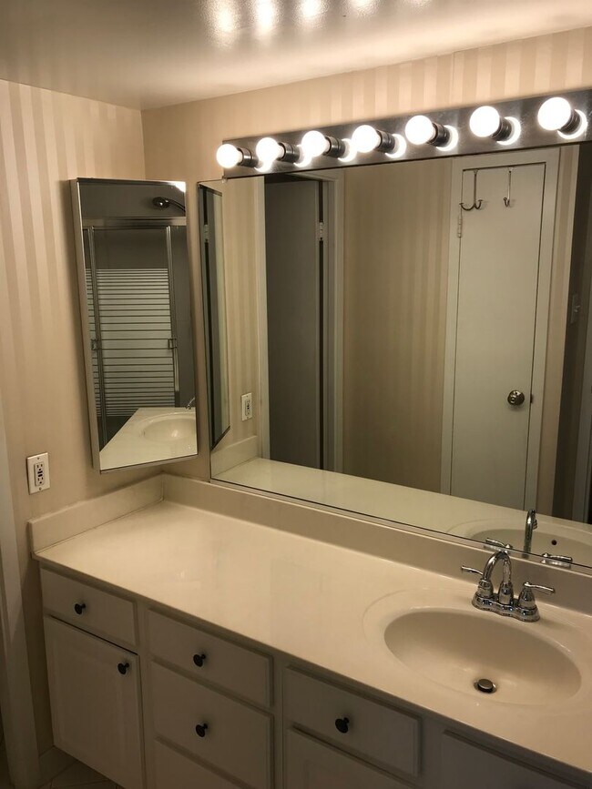 Building Photo - Luxury 1 bedroom 1 bath condo with great amenities