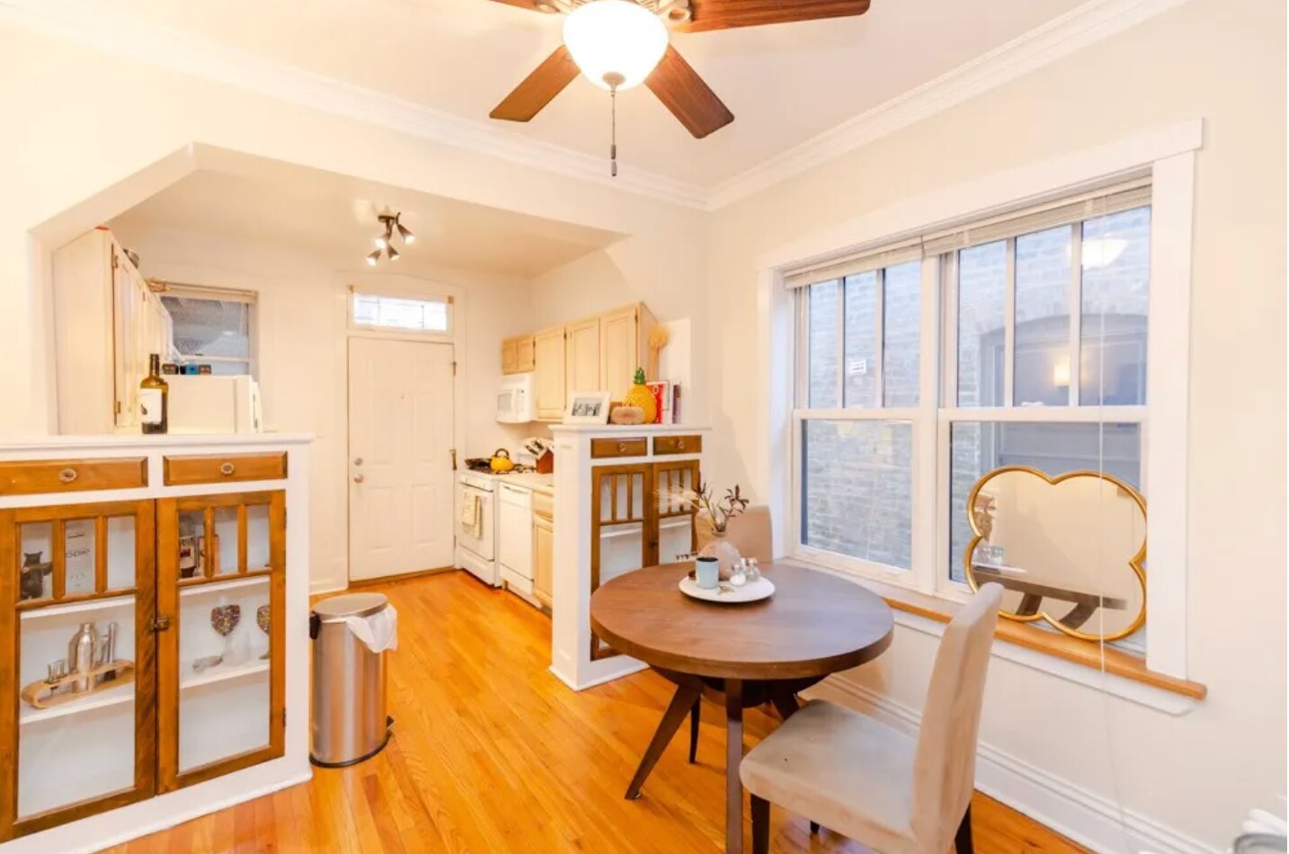 Building Photo - 823 W Wrightwood Ave