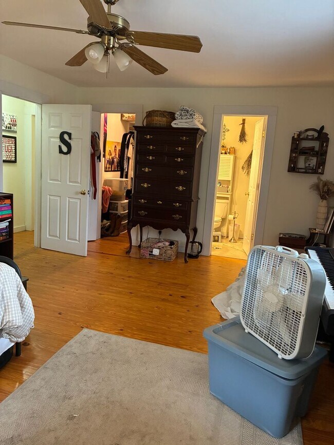 Building Photo - 3 Bedroom home near downtown and campus.