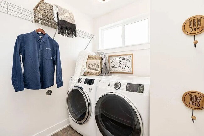 Building Photo - Eastside townhome in the desirable Petrosa neighborhood