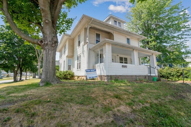 Building Photo - 2321 Iowa St - Cedar Falls