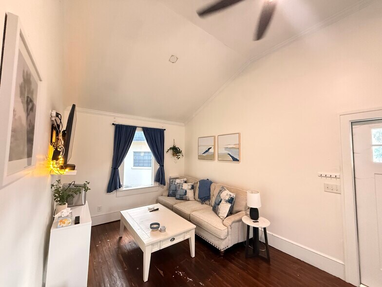 Building Photo - 1920 Victoria Ave