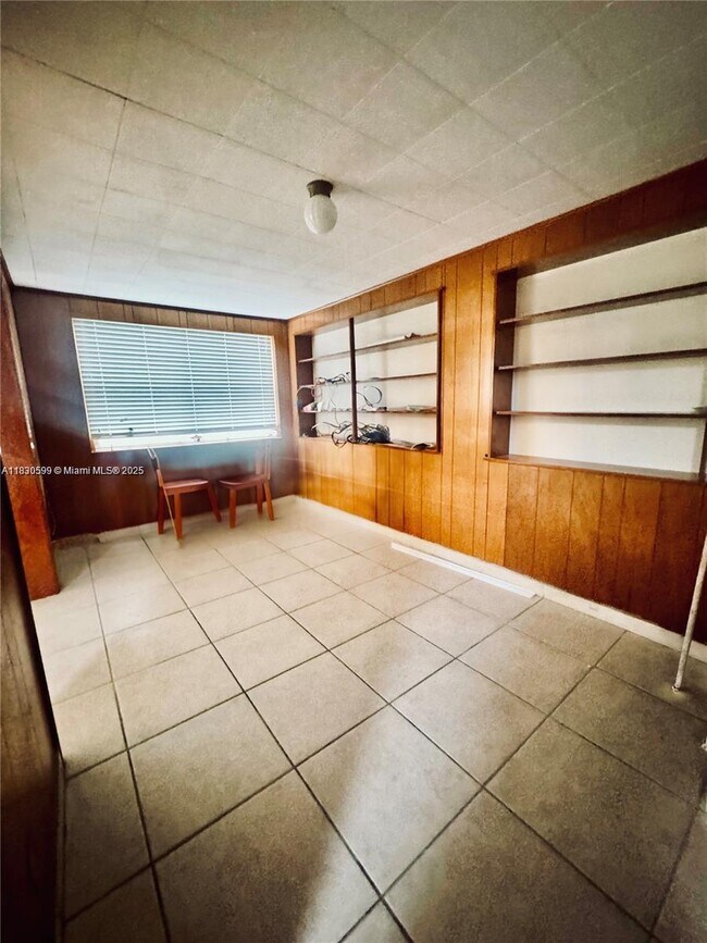 Building Photo - 539 W 40th Pl