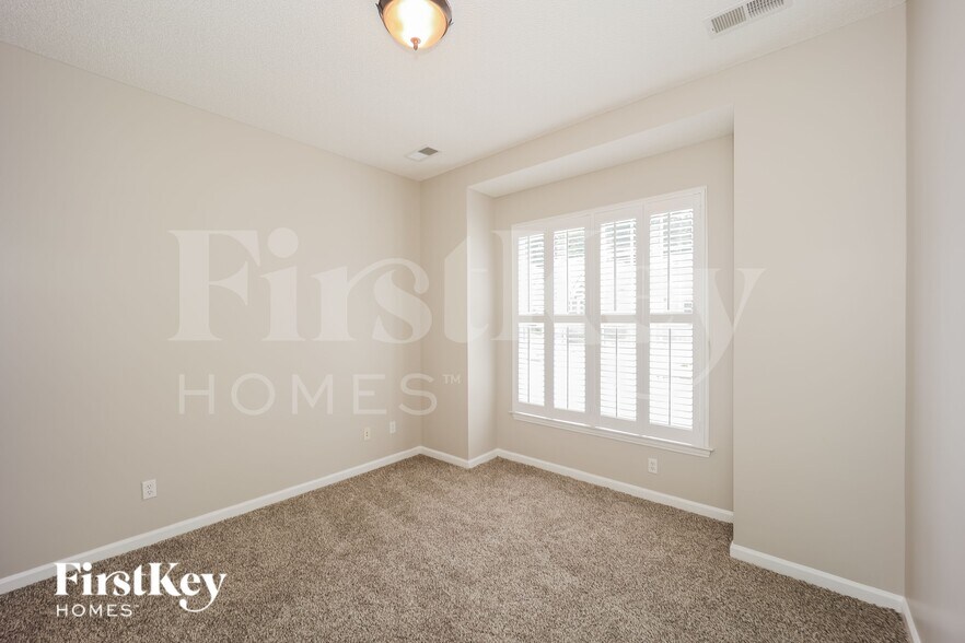 Building Photo - 17 Arbor Way