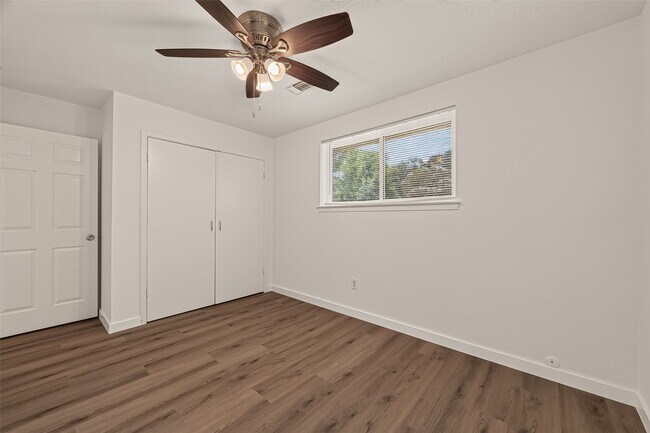 Building Photo - 313 Stratmore Dr