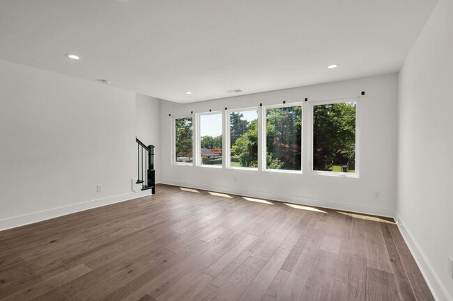 Building Photo - Modern Living In East Nashville!