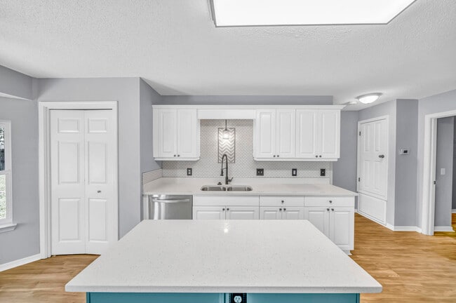 Building Photo - 7216 Antoinette Cir