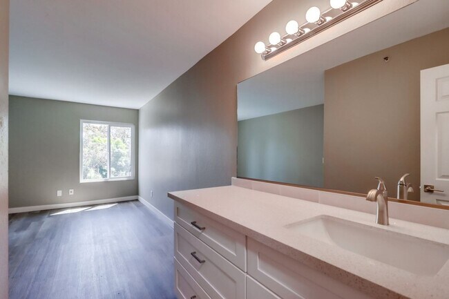 Building Photo - Beautifully renovated and located in the h...