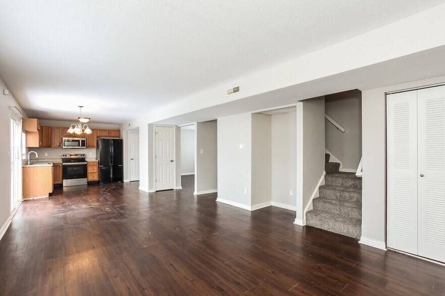 Building Photo - 2718 Rothe Ln