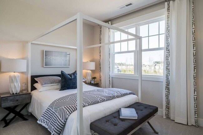 Building Photo - 3 Bedroom 2.5 Bathroom End Unit Townhome w/ 1st Floor Owners Suite and a 2 car Garage in the hear...