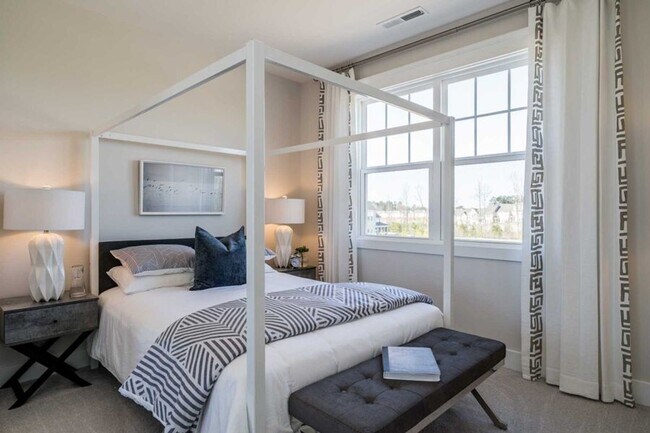 Building Photo - 3 Bedroom 2.5 Bathroom End Unit Townhome w...